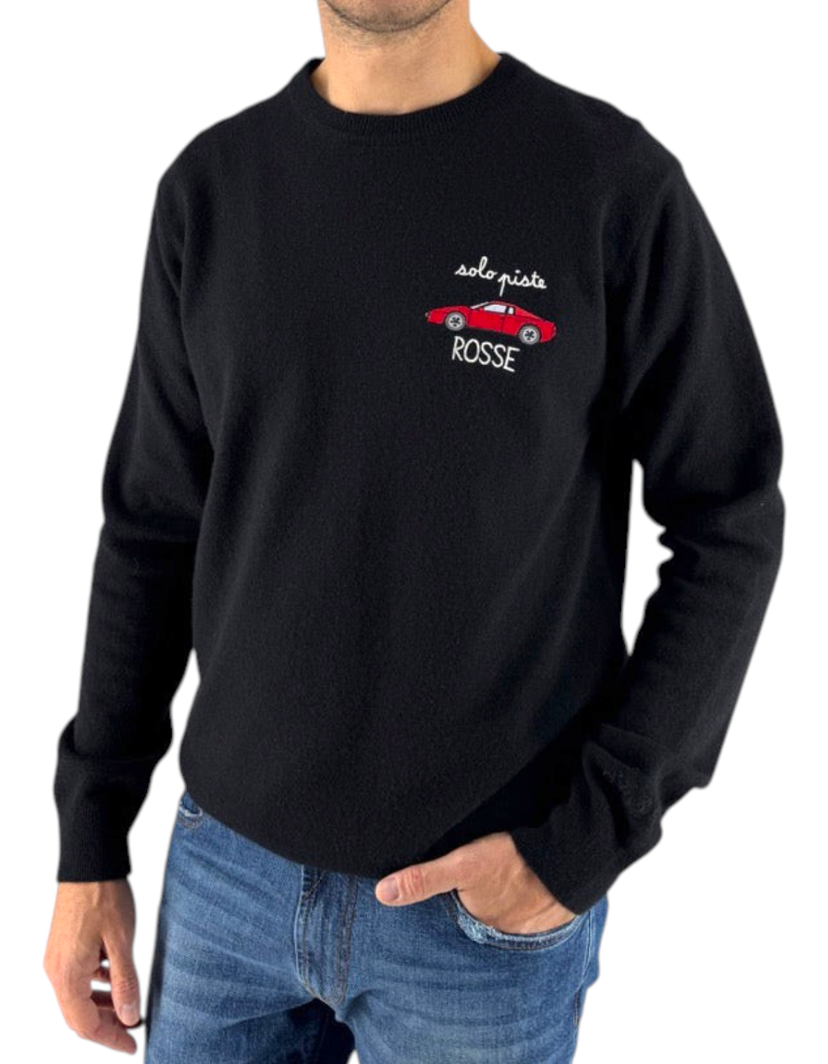 Modello DevidLabel indossa maglione girocollo nero in lana e cashmere con ricamo auto rossa Piste Rosse