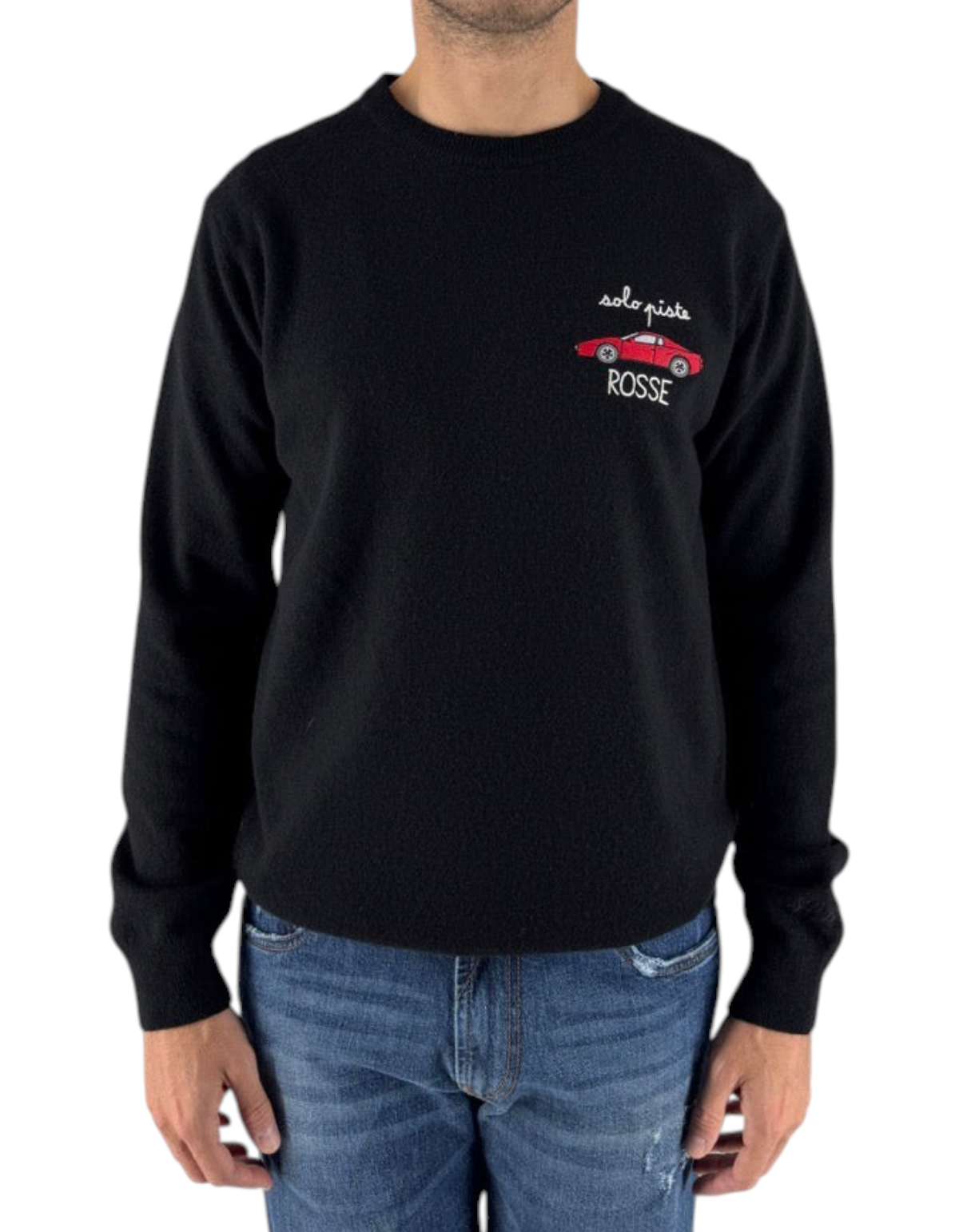 Modello DevidLabel indossa maglione girocollo nero in lana e cashmere con ricamo auto rossa Piste Rosse