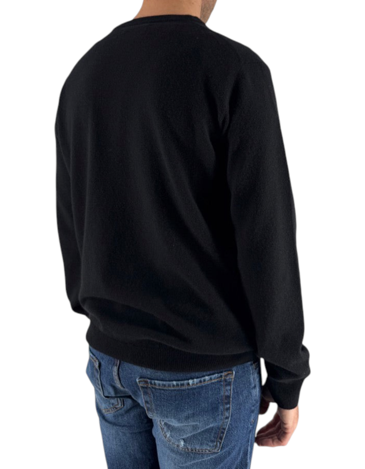 Vista posteriore del maglione DevidLabel Heron Light nero in misto lana e cashmere indossato da un uomo con jeans