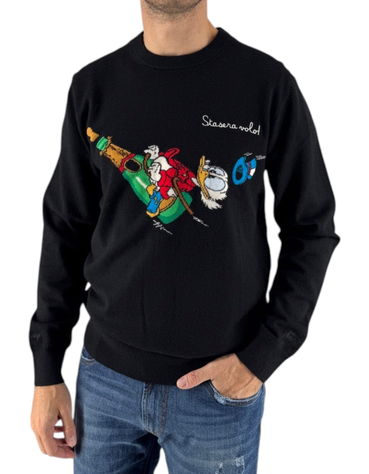 Modello indossa maglione nero DevidLabel Heron Light con grafica Scrooge Volo e scritta Stasera volo
