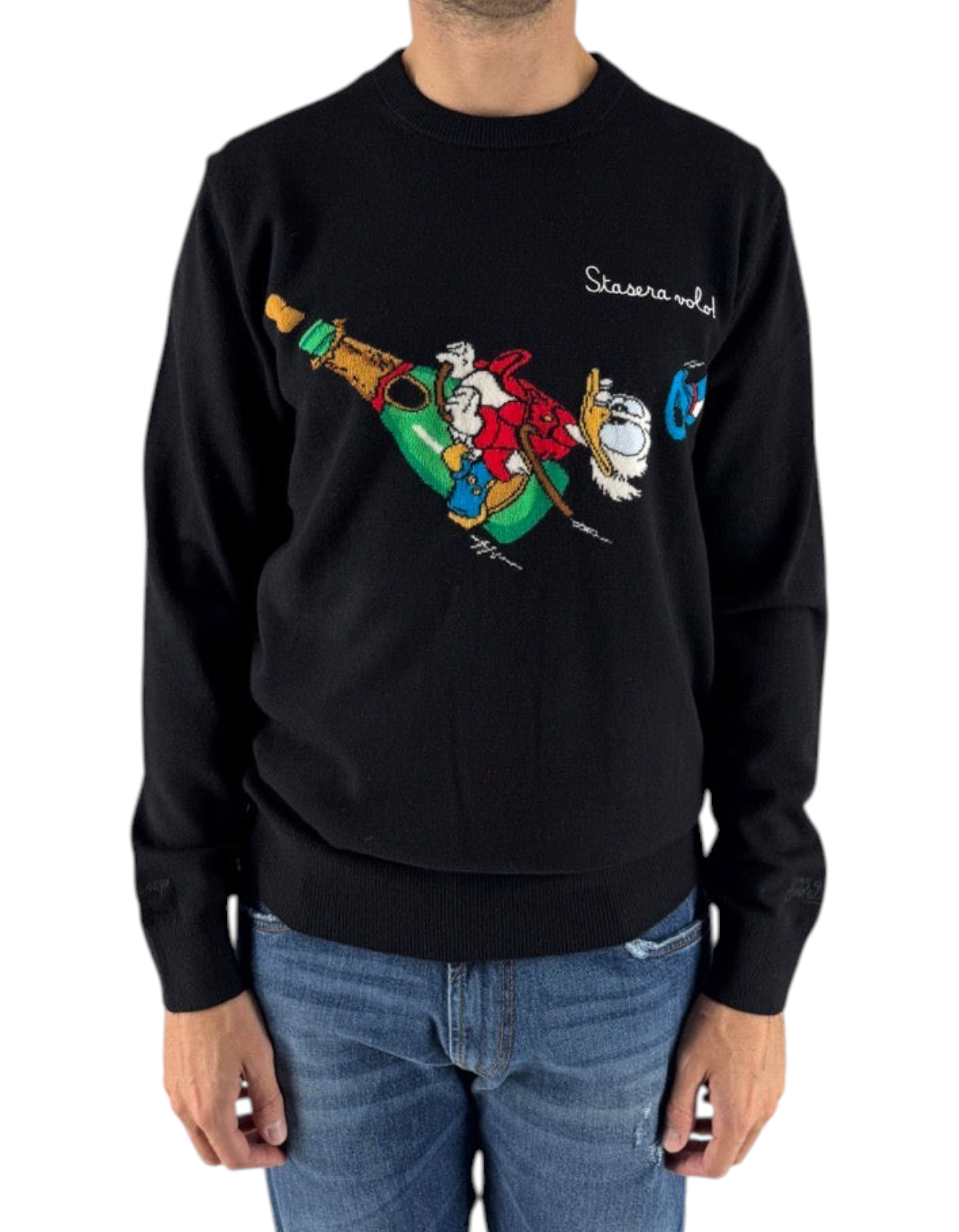 Modello DevidLabel indossa maglione nero MC2 Saint Barth Heron Light con grafica Scrooge Volo su bottiglia