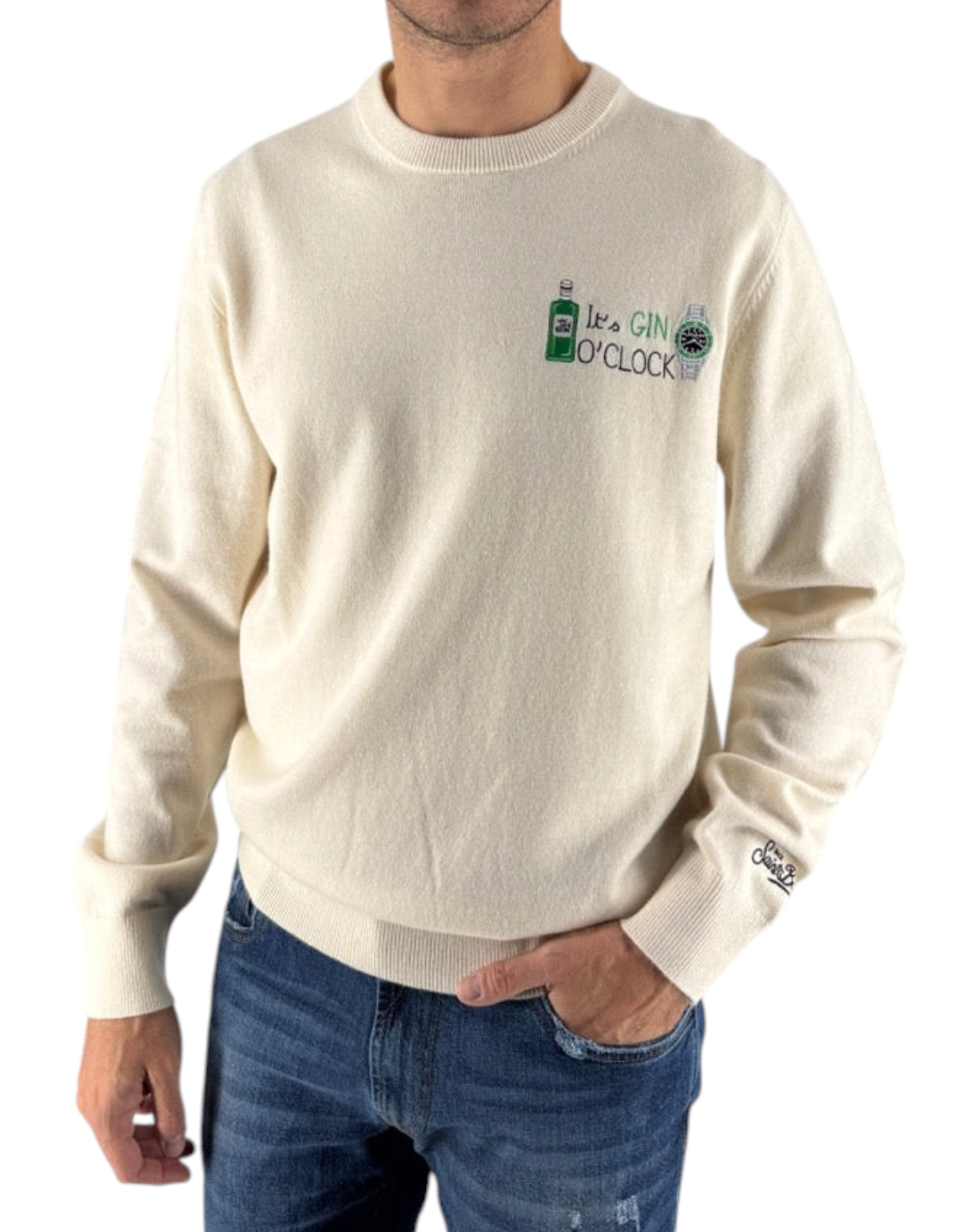 Modello DevidLabel indossa maglione girocollo color crema in misto lana e cashmere con ricamo Gin Clock sul petto