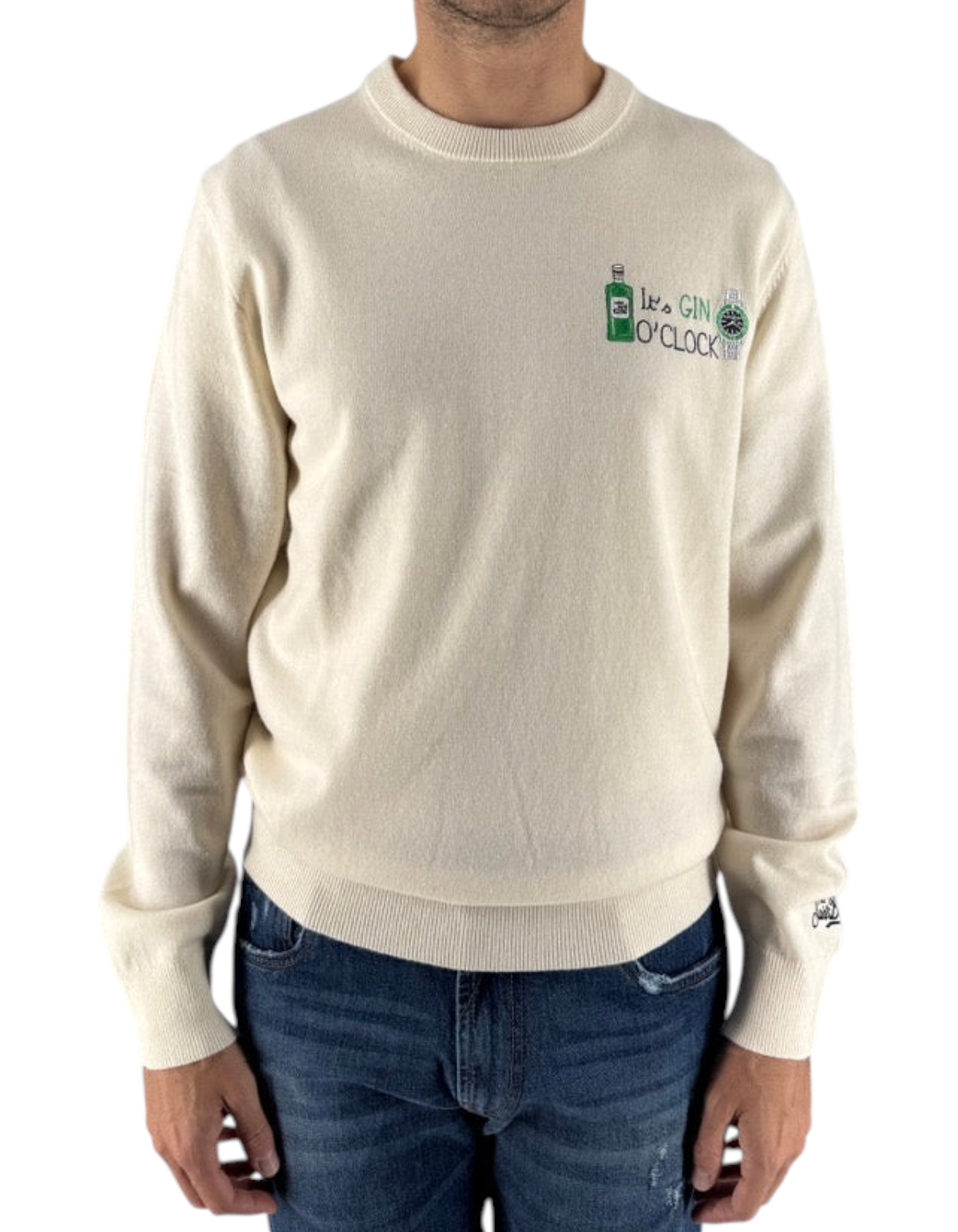 Modello indossa maglione DevidLabel Heron Light color crema in misto lana e cashmere con ricamo Gin Clock sul petto