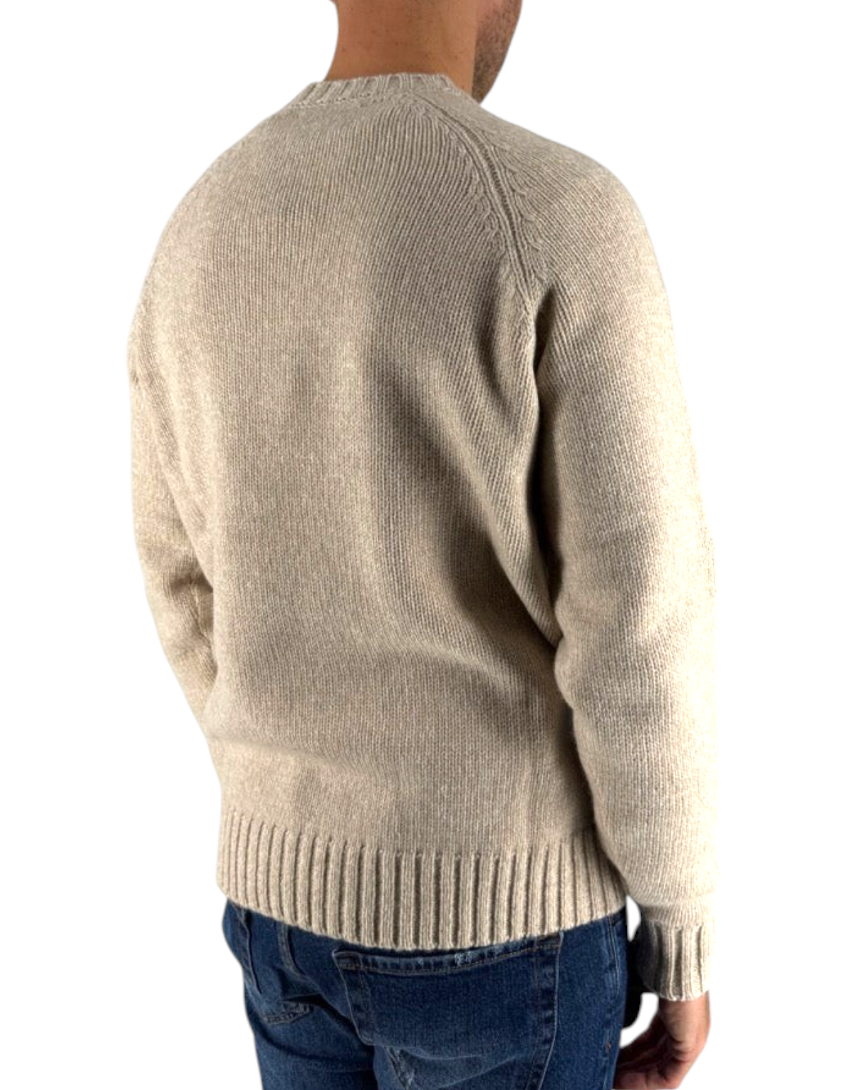 Vista posteriore di un uomo che indossa il maglione girocollo DevidLabel Blunt Mouline in lana beige a coste