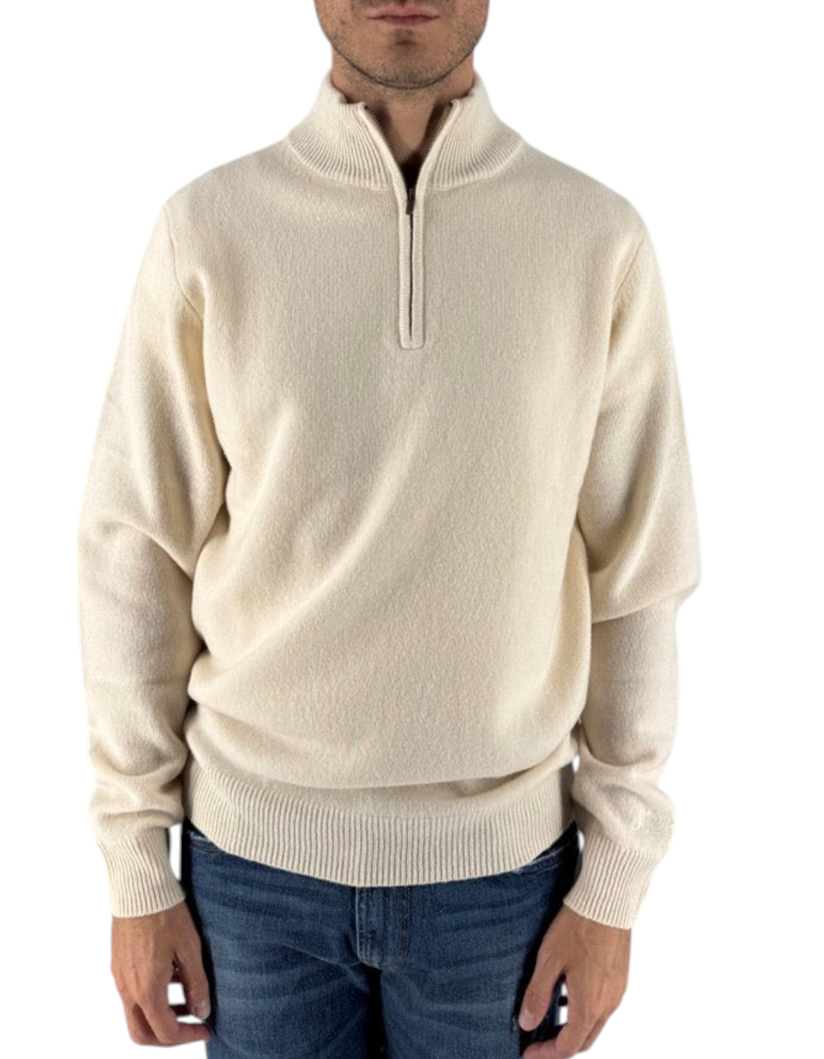 Modello indossa maglione DevidLabel Jermyn half-zip in lana d'agnello color bianco sporco con collo alto
