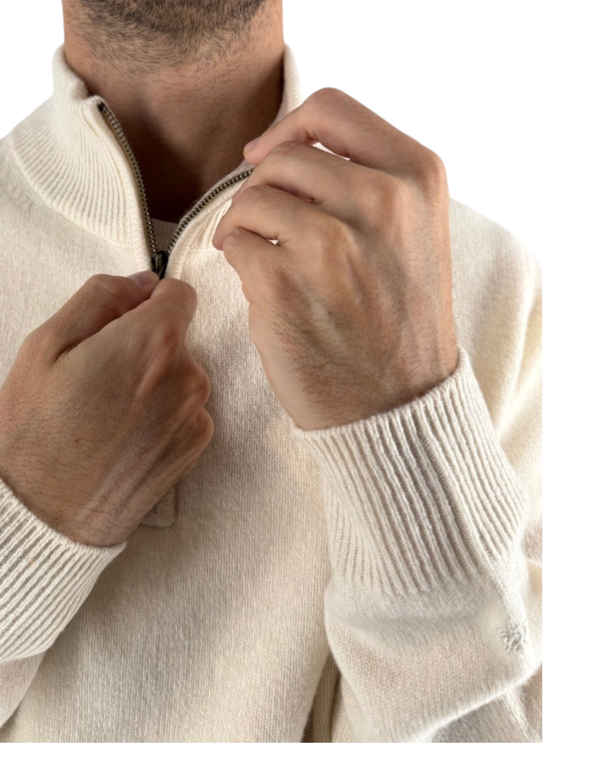 Uomo indossa maglione DevidLabel Jermyn half-zip in lana d'agnello color bianco sporco con colletto a costine