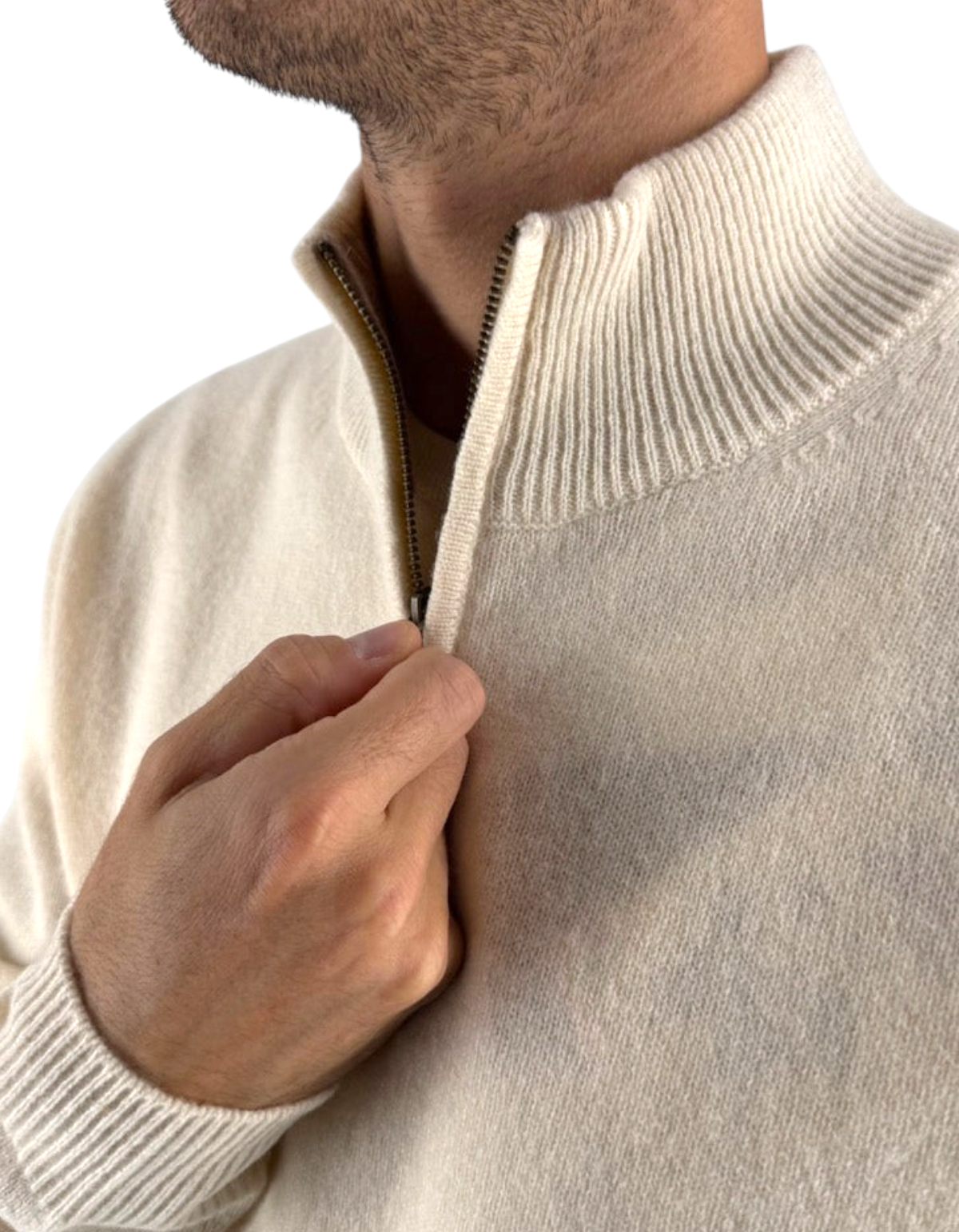 Maglione DevidLabel Jermyn half-zip in lana lambswool color bianco sporco indossato da un uomo
