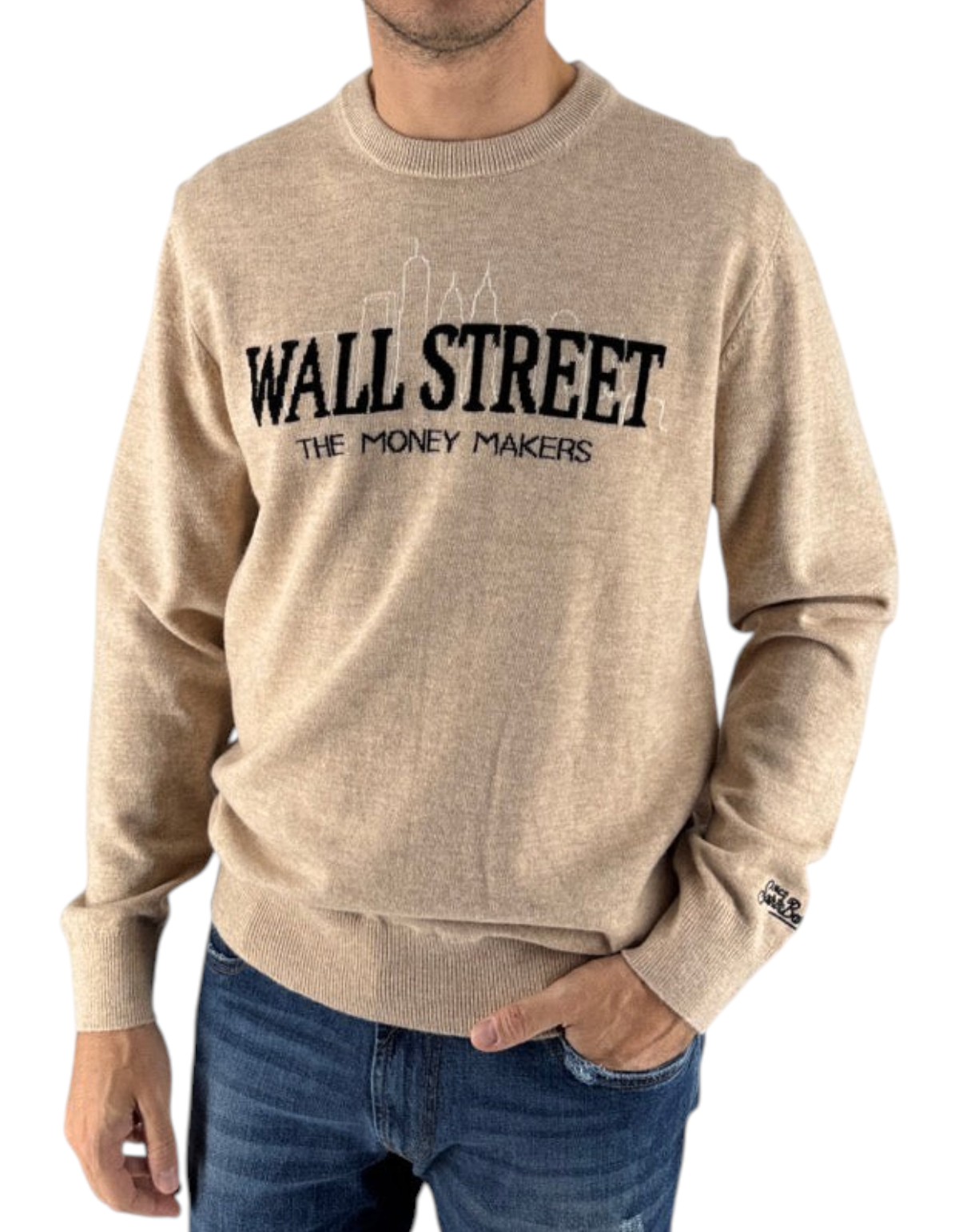 Modello DevidLabel indossa maglione beige Heron Light con scritta Wall Street e ricamo sul petto