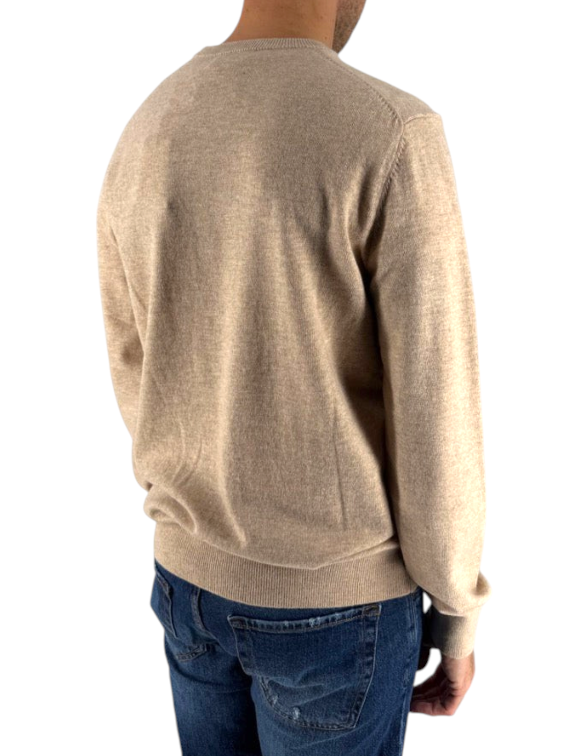 Modello di spalle indossa maglione DevidLabel Heron Light beige a girocollo in maglia leggera su jeans blu