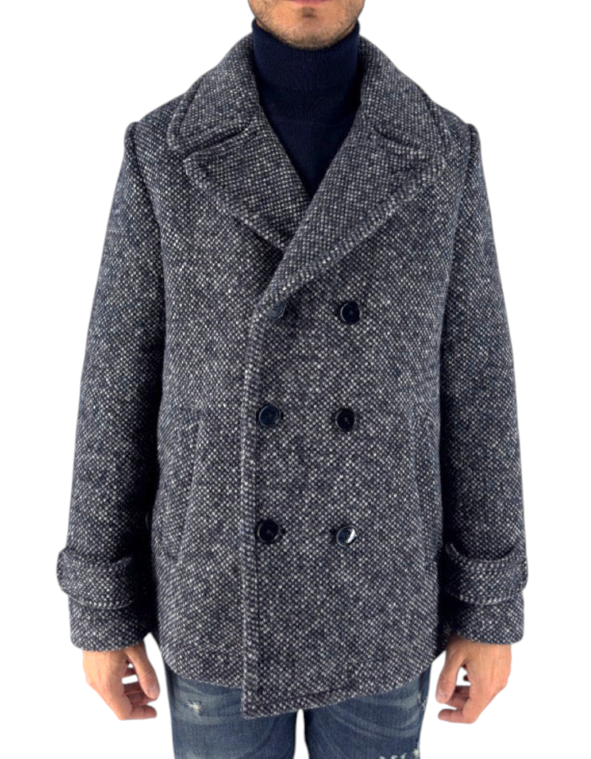 Modello indossa peacoat Distretto 12 Blasius color oceano in misto lana con chiusura doppiopetto e revers ampi