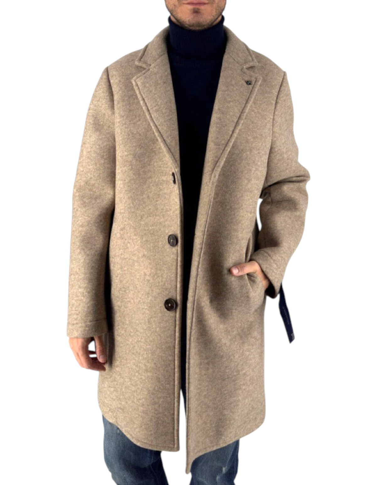 Modello indossa cappotto Distretto 12 Carlos color cacha in lana cotta stretch con revers classici e chiusura a bottoni