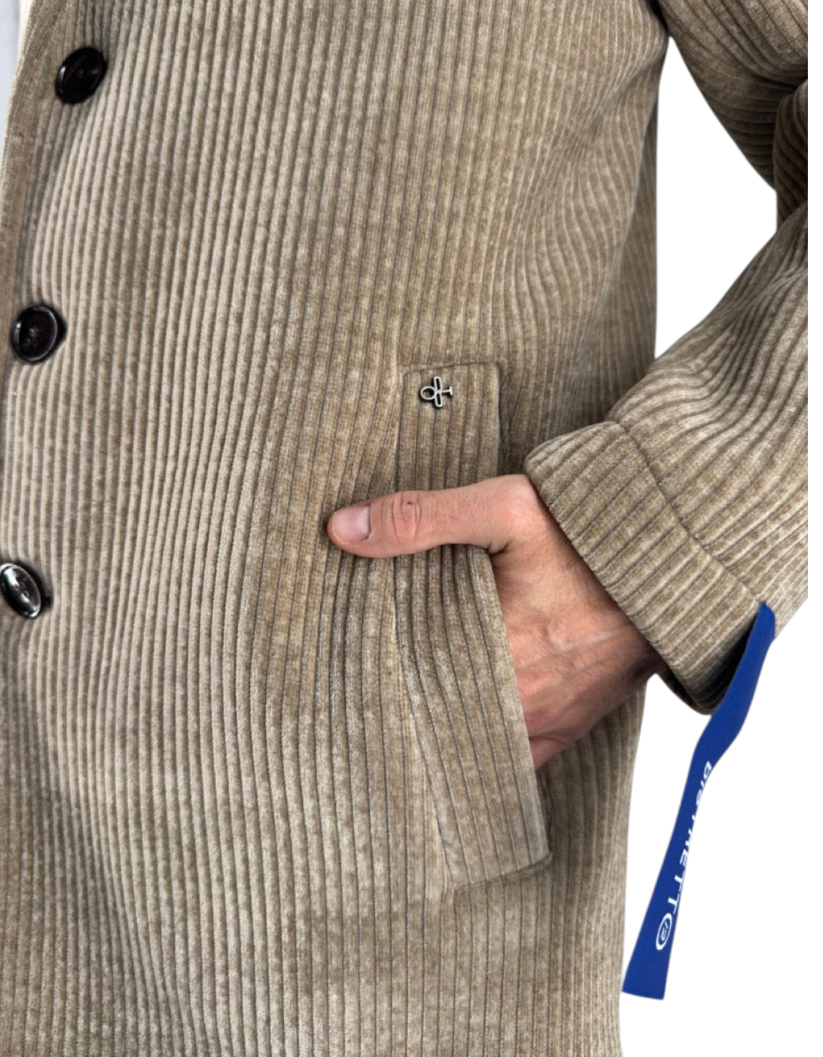 Dettaglio del cappotto Distretto 12 modello Alba in velluto a coste color cacha con tasca a filetto e bottoni scuri
