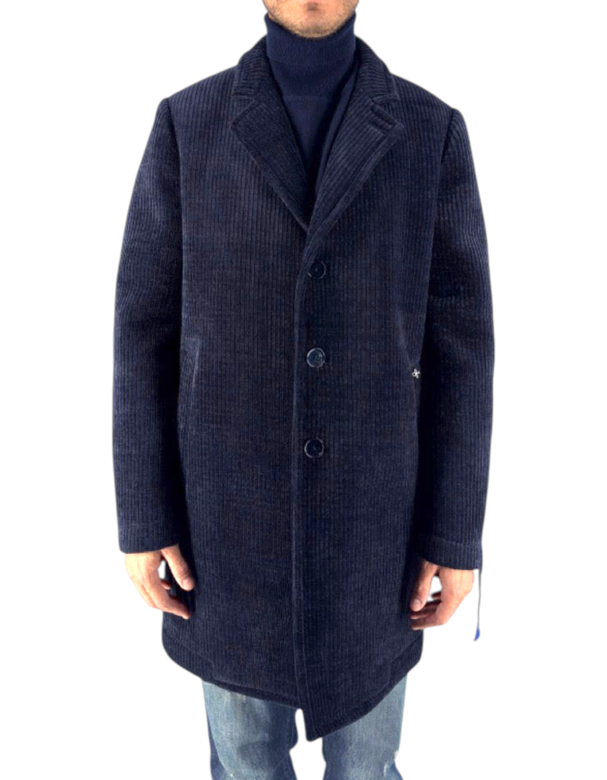 Modello indossa cappotto Distretto 12 Alba blu in velluto a coste con chiusura a tre bottoni e tasche a filetto