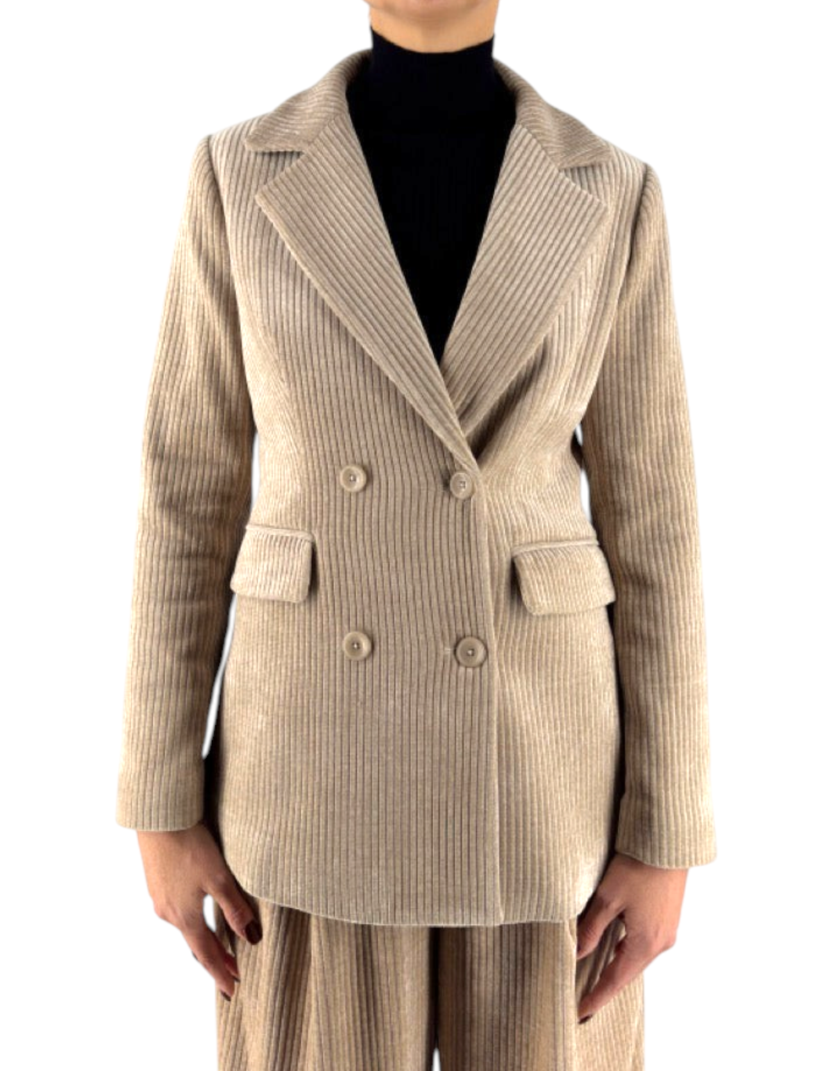 Modella indossa giacca doppiopetto Distretto 12 modello Torino in velluto a coste color sabbia con revers classici