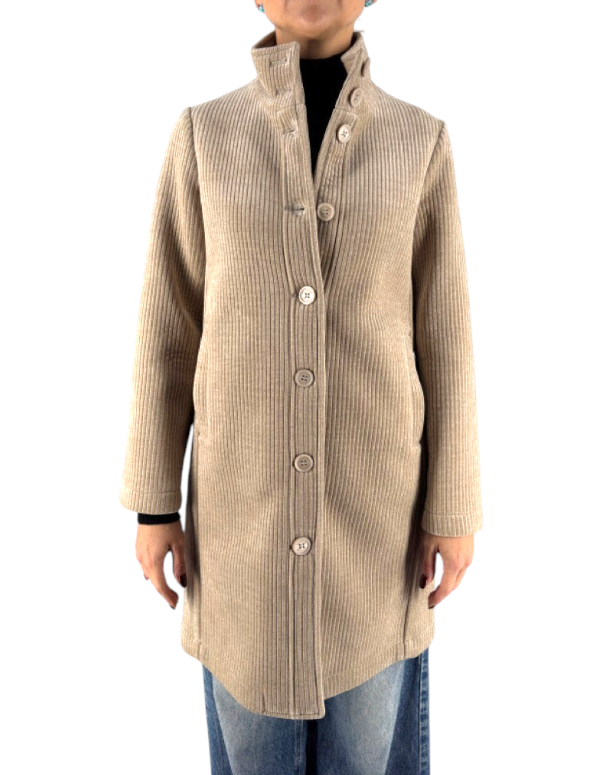 Modella indossa cappotto Distretto 12 Alba color sabbia in velluto a costa francese con chiusura a bottoni frontali