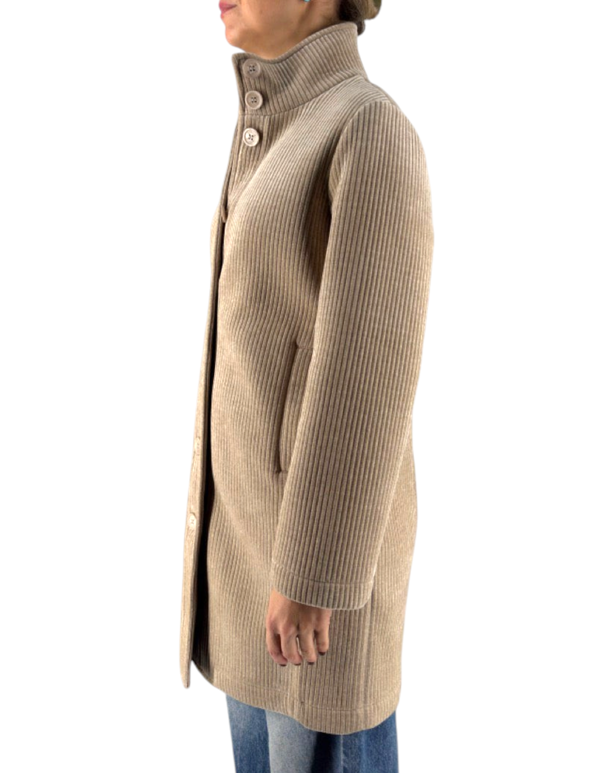 Modella indossa il cappotto Distretto 12 Alba color sabbia in velluto a costa francese con collo alto e bottoni