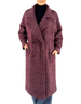 Modella indossa cappotto oversize Distretto 12 in misto lana color vino con revers ampi e chiusura doppiopetto