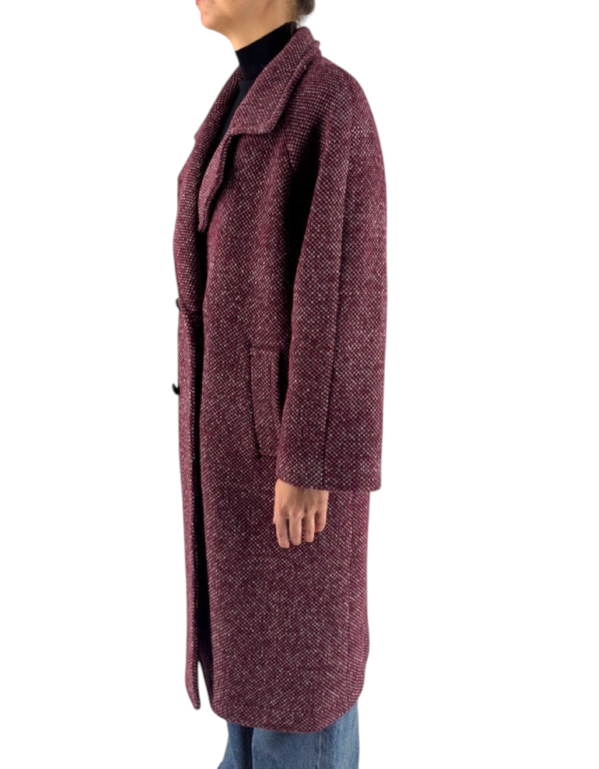 Donna di profilo indossa il cappotto oversize Distretto 12 Blasius in misto lana color vino con vestibilità ampia