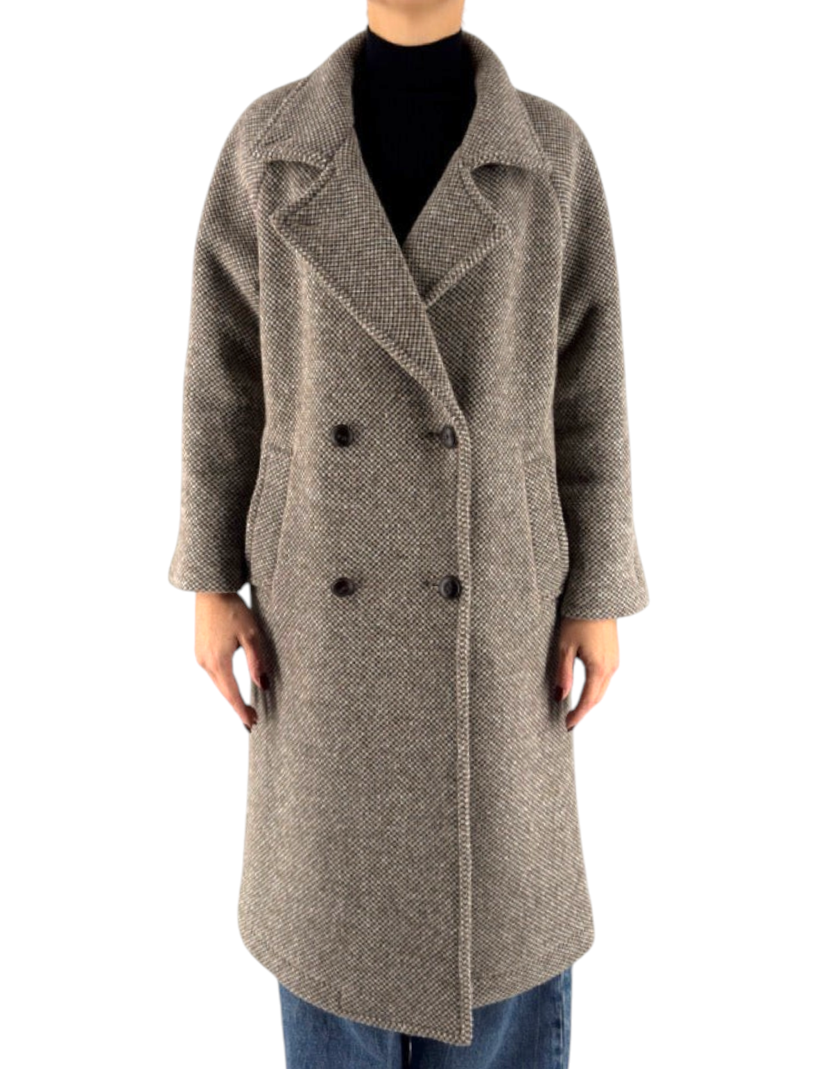 Modella indossa cappotto over Distretto 12 Blasius color tortora in misto lana con chiusura doppiopetto