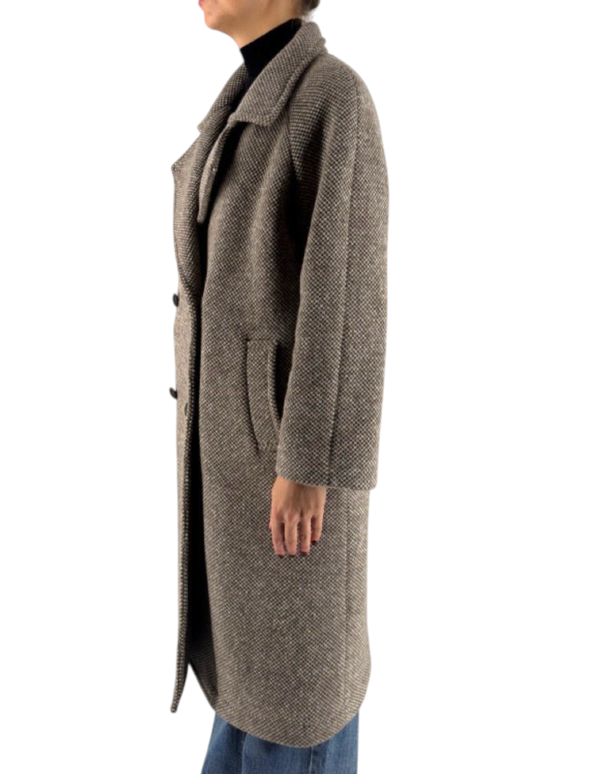 Cappotto over Distretto 12 Blasius color tortora in misto lana indossato da una modella di profilo