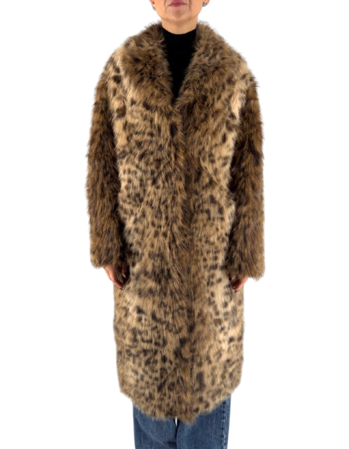 Modella indossa un cappotto lungo reversibile con fantasia leopardata color nocciola in pelliccia sintetica