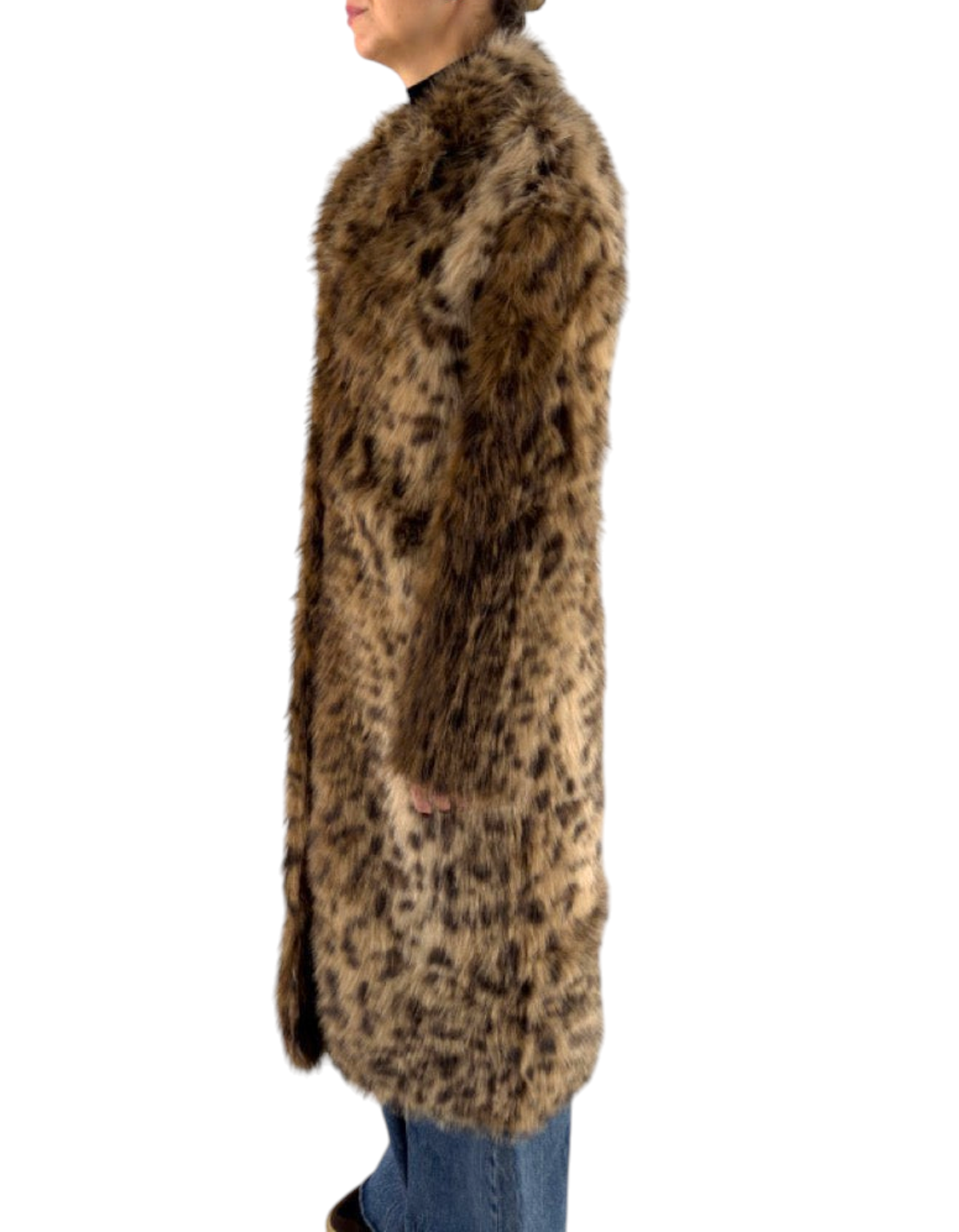 Modella indossa un cappotto lungo reversibile leopardato color nocciola in pelliccia sintetica