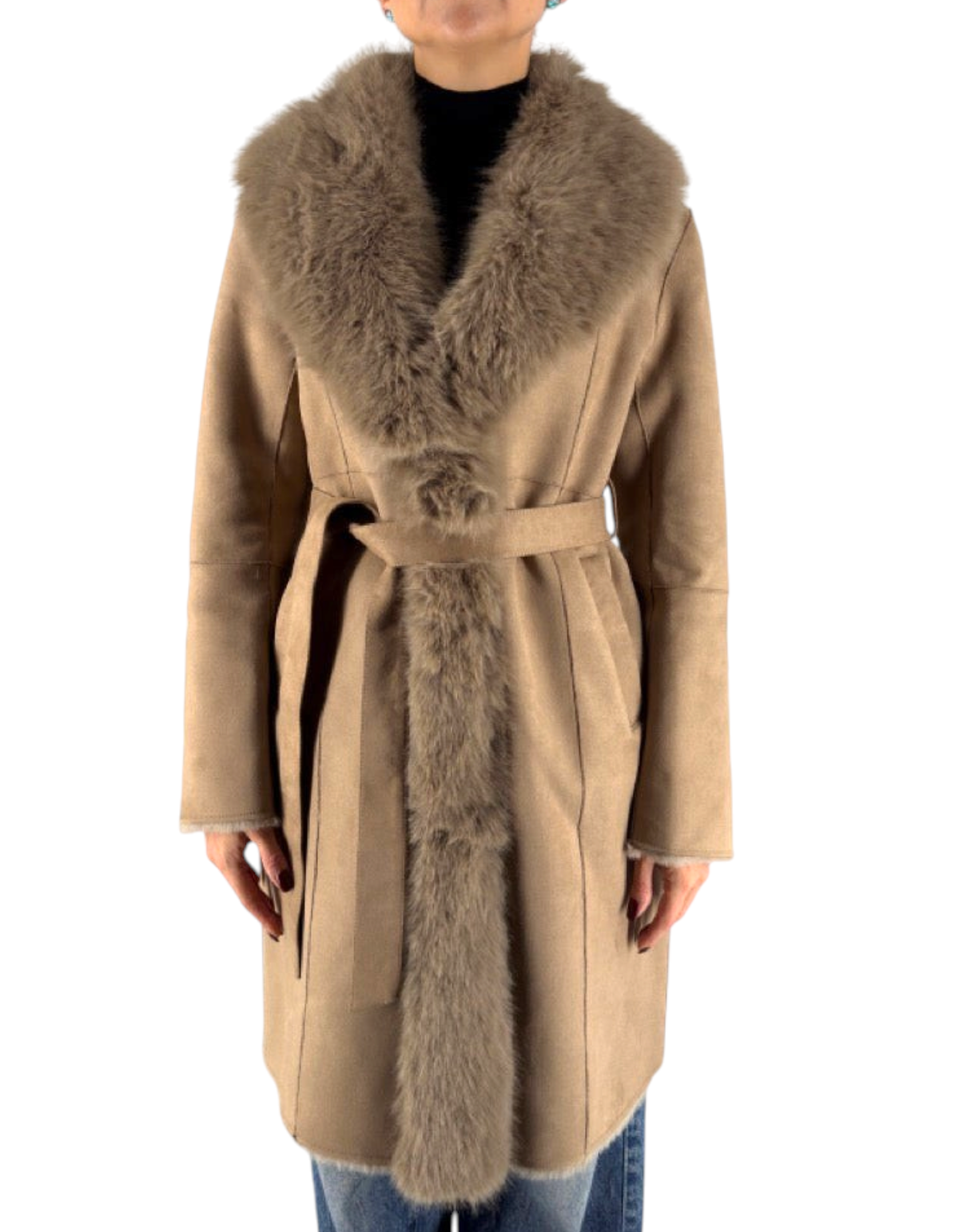 Modella indossa cappotto in pelliccia sintetica color tortora con finiture effetto suede e cintura in vita