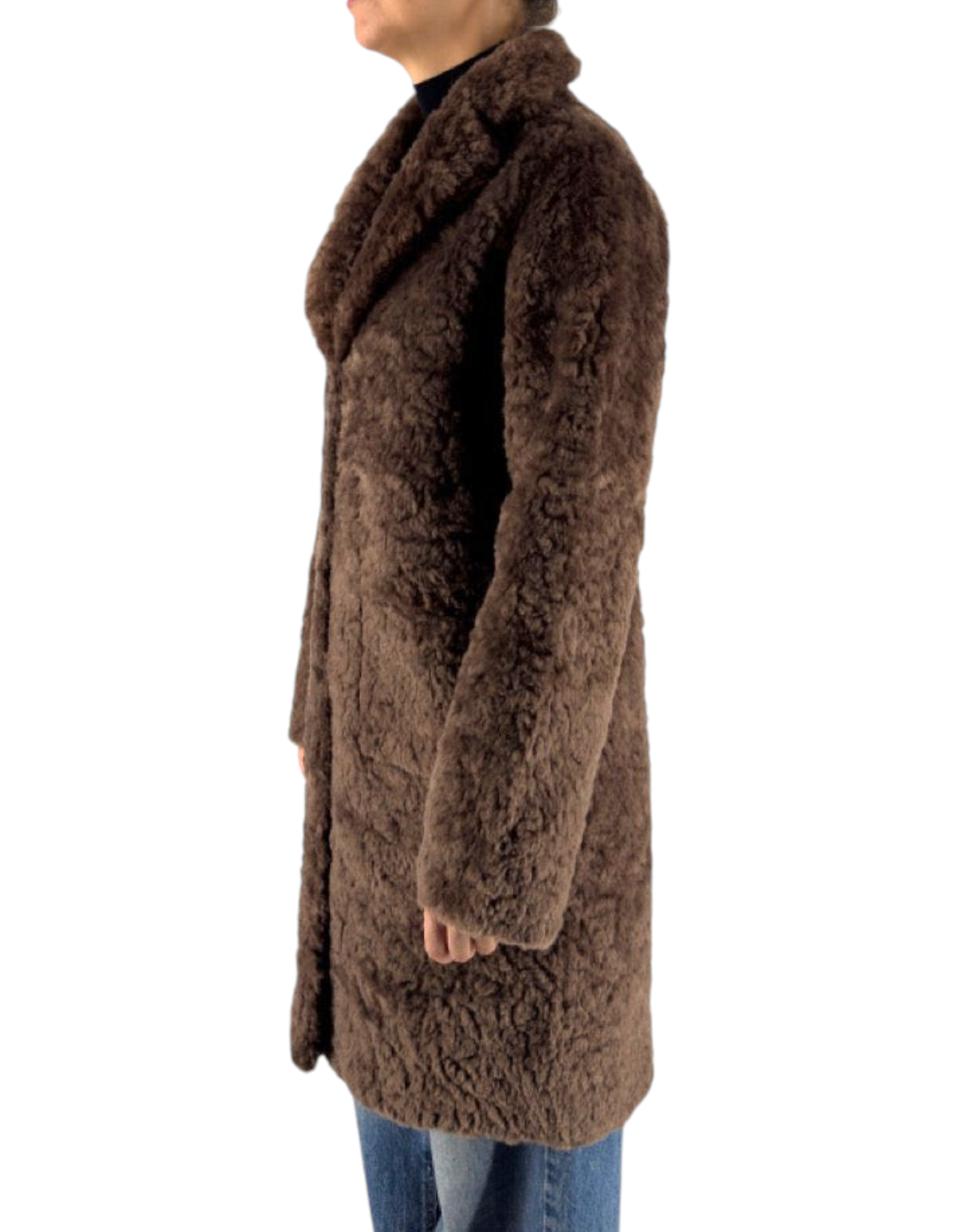 Modella indossa cappotto reversibile in pelliccia sintetica color fango e nocciola, vista laterale