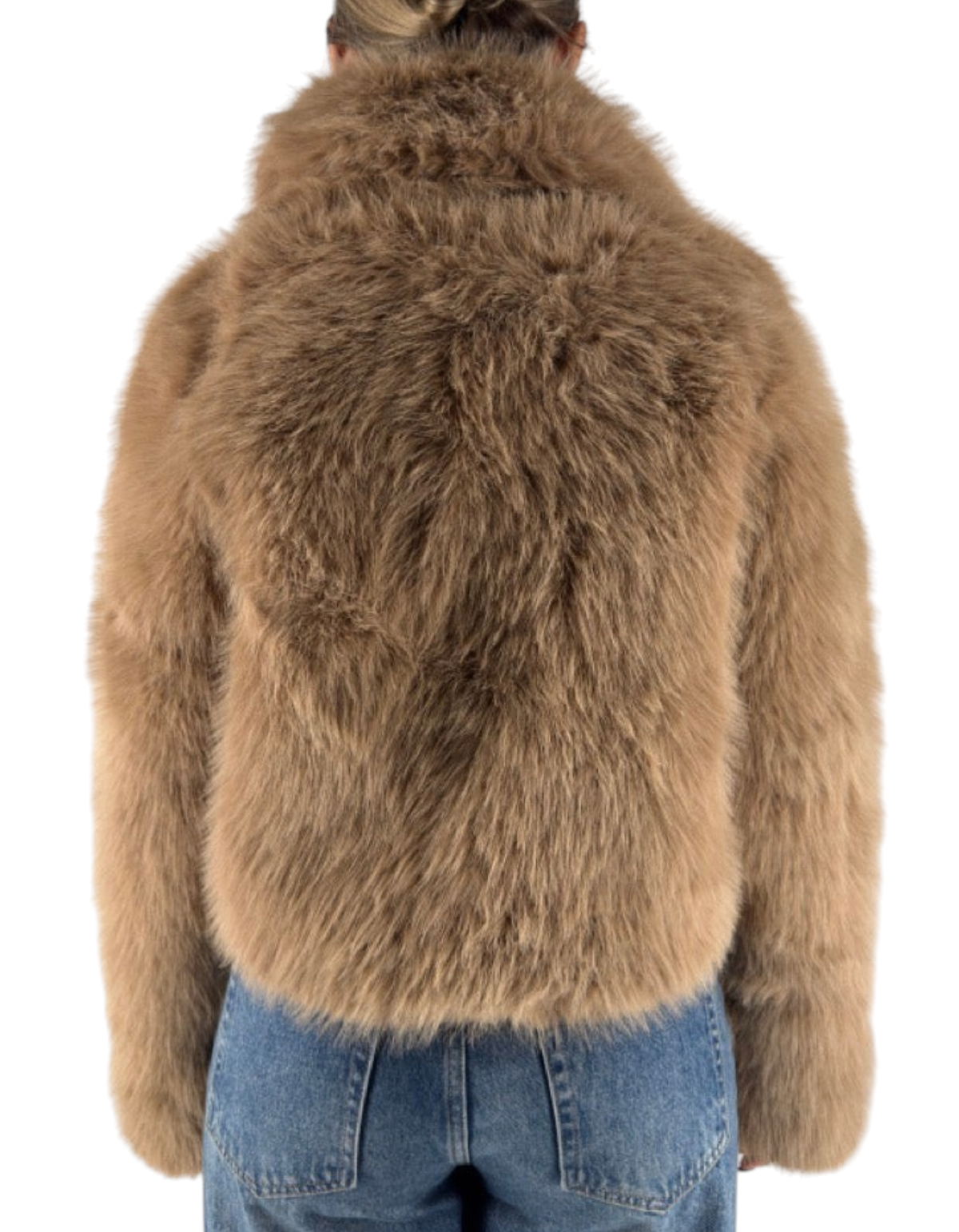 Giacca reversibile in pelliccia sintetica color biscuit, vista posteriore su modella con jeans