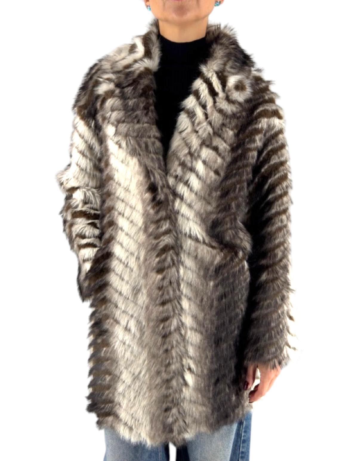 Modella indossa un cappotto reversibile bianco e grigio con lavorazione a zig zag in poliestere