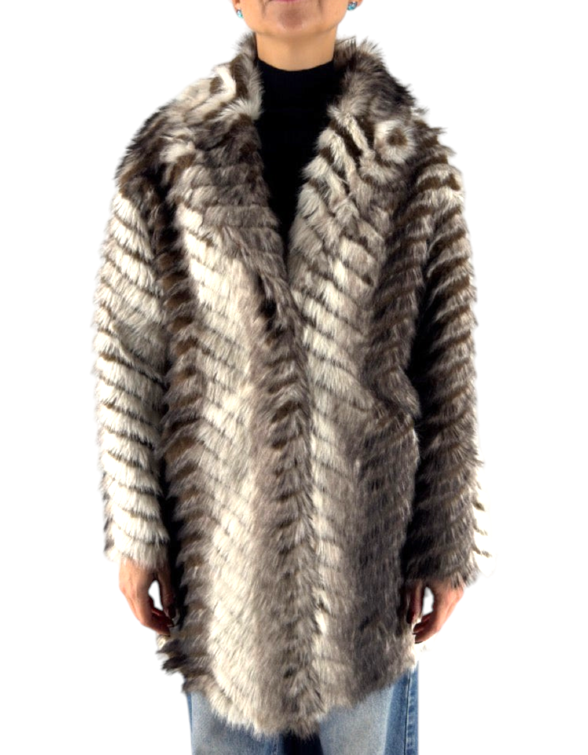 Modella indossa un cappotto reversibile bianco e grigio con lavorazione a zig zag in poliestere
