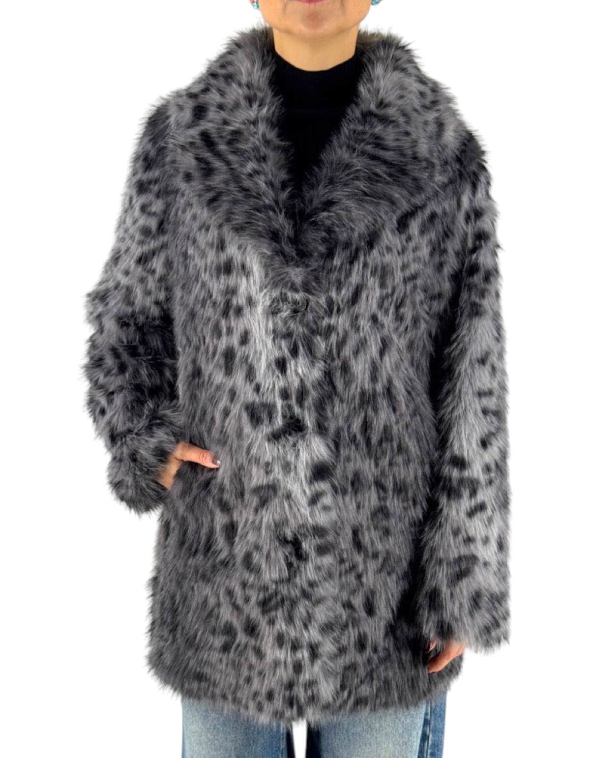 Cappotto reversibile in pelliccia sintetica grigia con stampa leopardata indossato da una modella