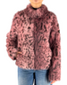 Giacca reversibile in ecopelliccia rosa con fantasia leopardata e collo alto indossata da una modella