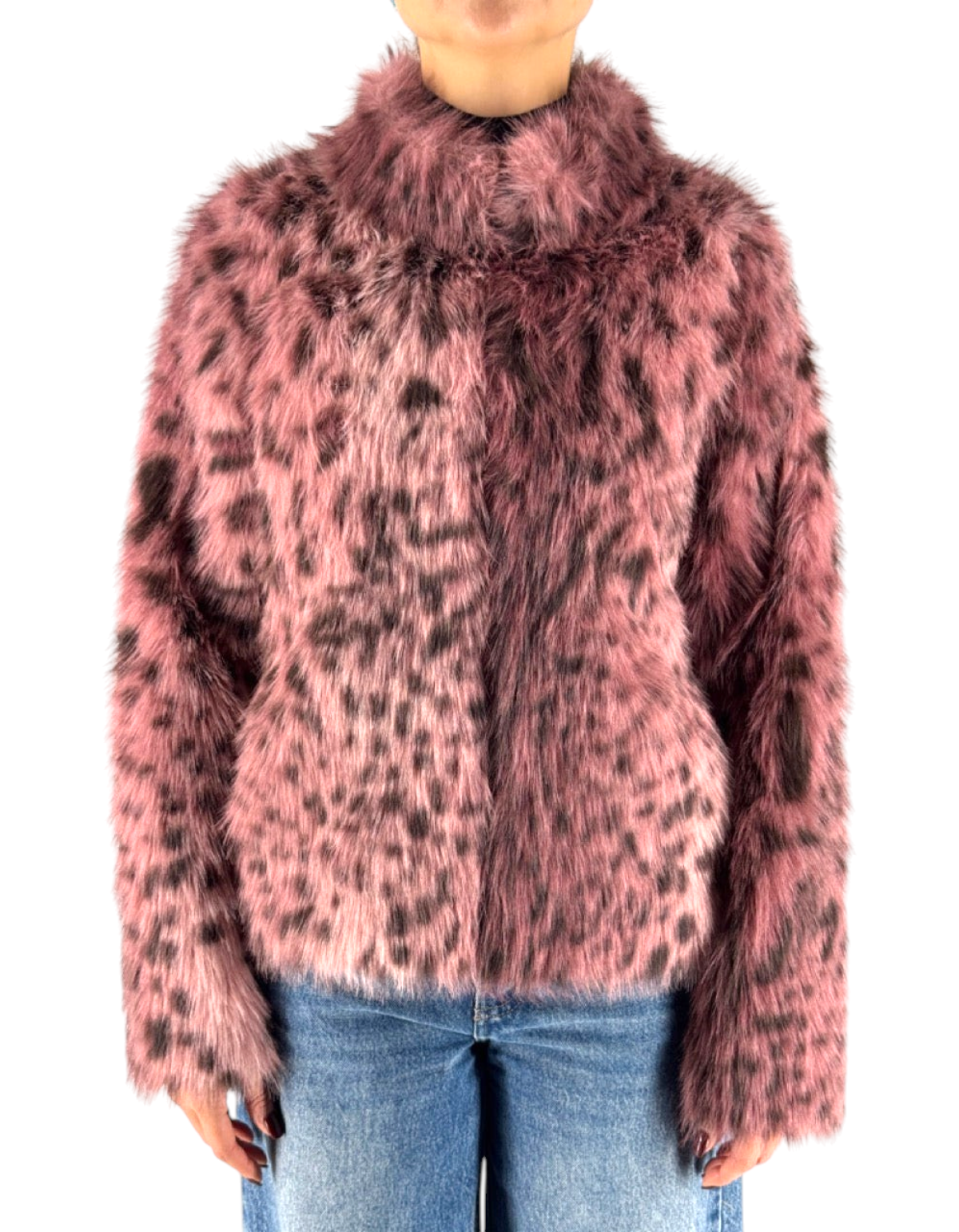 Giacca reversibile in ecopelliccia rosa con stampa leopardata e collo alto indossata su jeans