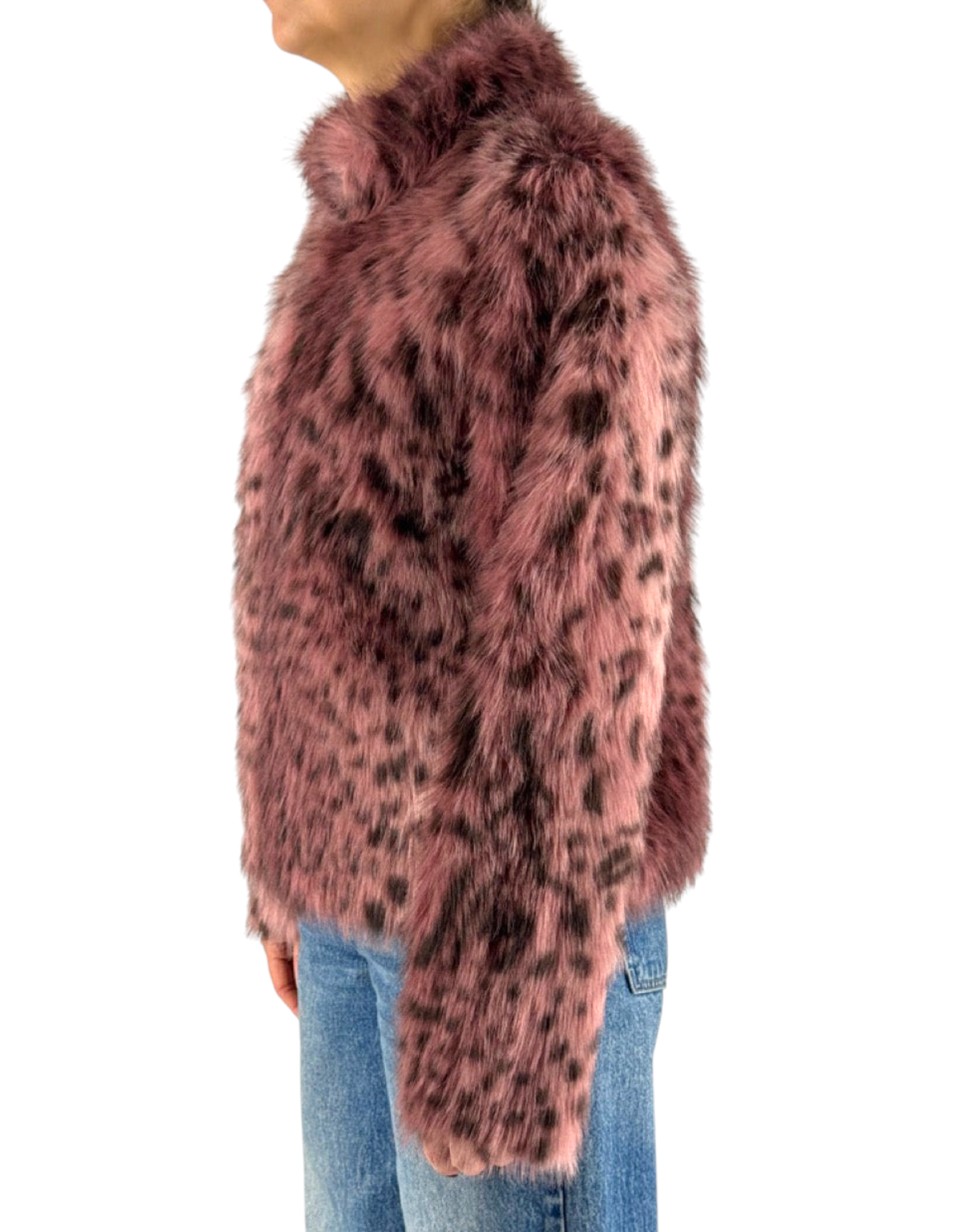 Giacca reversibile in ecopelliccia rosa con stampa leopardata indossata di profilo
