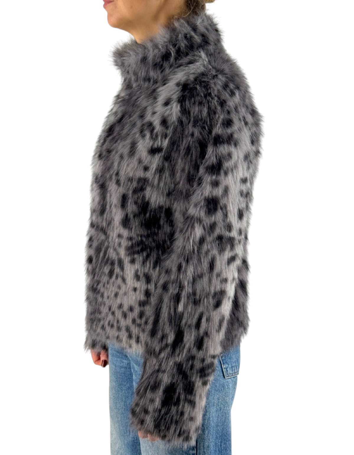 Giacca reversibile in pelliccia sintetica grigia con stampa leopardata, vista laterale su modella