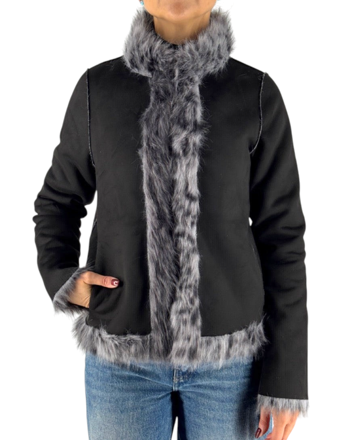Giacca reversibile nera effetto suede con dettagli in pelliccia sintetica grigia indossata da una donna