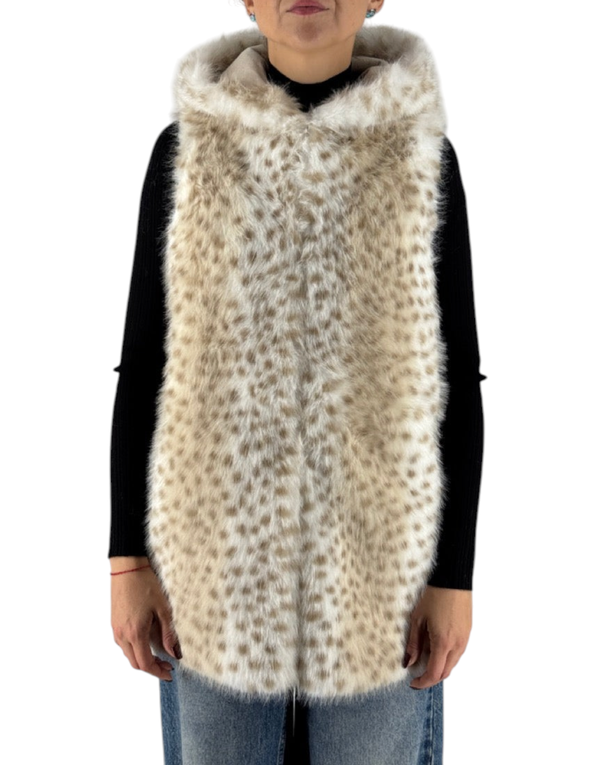 Gilet reversibile con cappuccio in ecopelliccia maculata color Lynx indossato da una modella