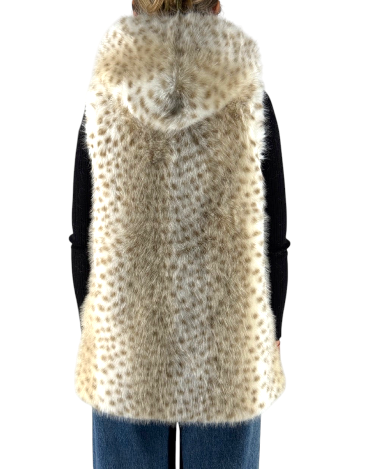Gilet reversibile con cappuccio in ecopelliccia maculata color Lynx indossato di schiena