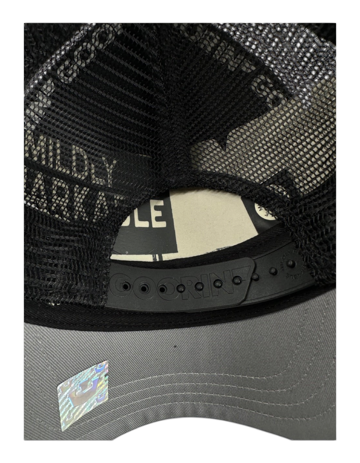 Dettaglio posteriore del cappellino DevidLabel Goorin Bros Danger Skull And Crossbones con chiusura a scatto nera