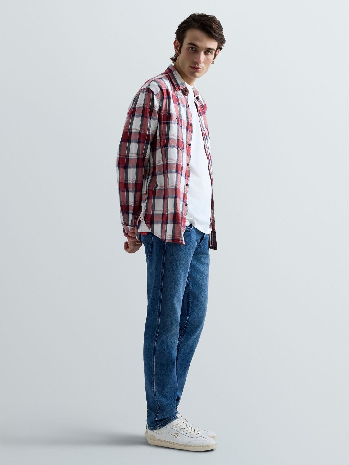 Replay Anbass Slim-Fit Jeans Medium Blue - indossato tre quarti