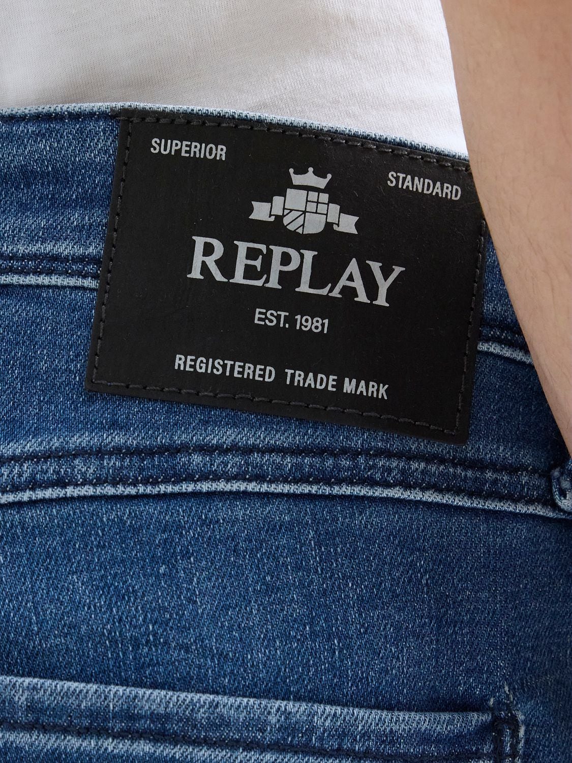Replay Anbass Slim-Fit Jeans Medium Blue - dettaglio etichetta posteriore
