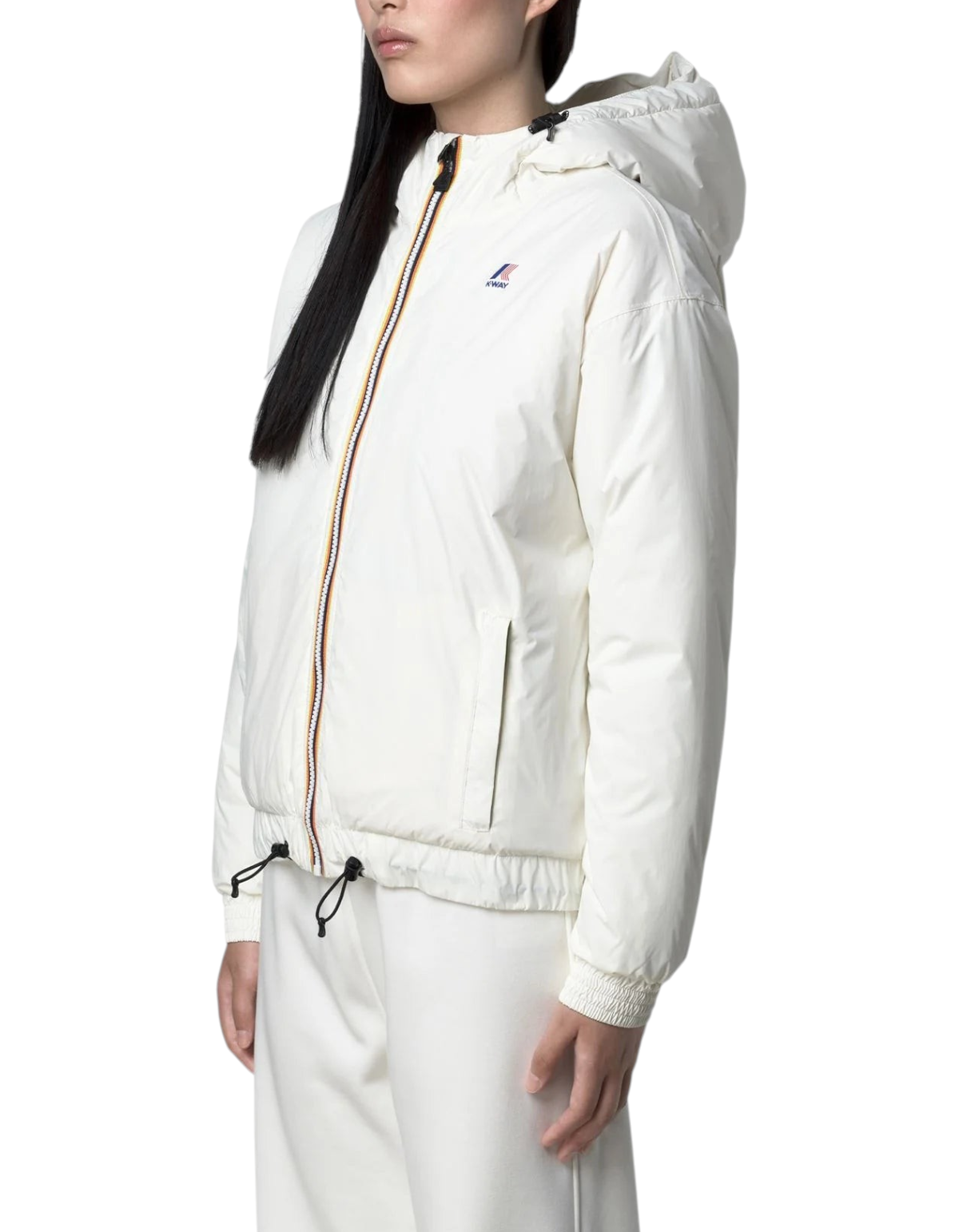 Modella indossa giacca K-Way Le Vrai 4.0 Albine Orsetto color White Natural da DevidLabel, vista laterale.