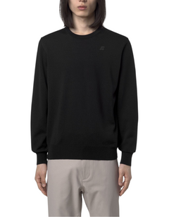Modello indossa maglione K-Way Sebastien Merino nero in lana termoregolante, collezione DevidLabel Autunno Inverno