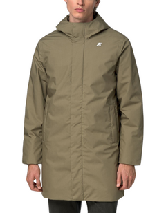 Modello indossa giacca K-Way Thomas Warm Micro Canvas color Green Army di DevidLabel con cappuccio e design tecnico