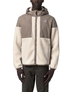 Modello indossa felpa K-Way Samson 4.0 Orsetto DevidLabel in beige taupe ed ecru con cappuccio e texture in pile