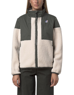 Modella indossa felpa DevidLabel K-Way Sixte 4.0 Orsetto bicolore verde scuro ed ecru in tessuto effetto pelliccia