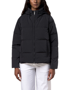 Giacca K-Way Donna Shiny Nylon Fur colore Black Greyish indossata da una modella, design imbottito con cappuccio