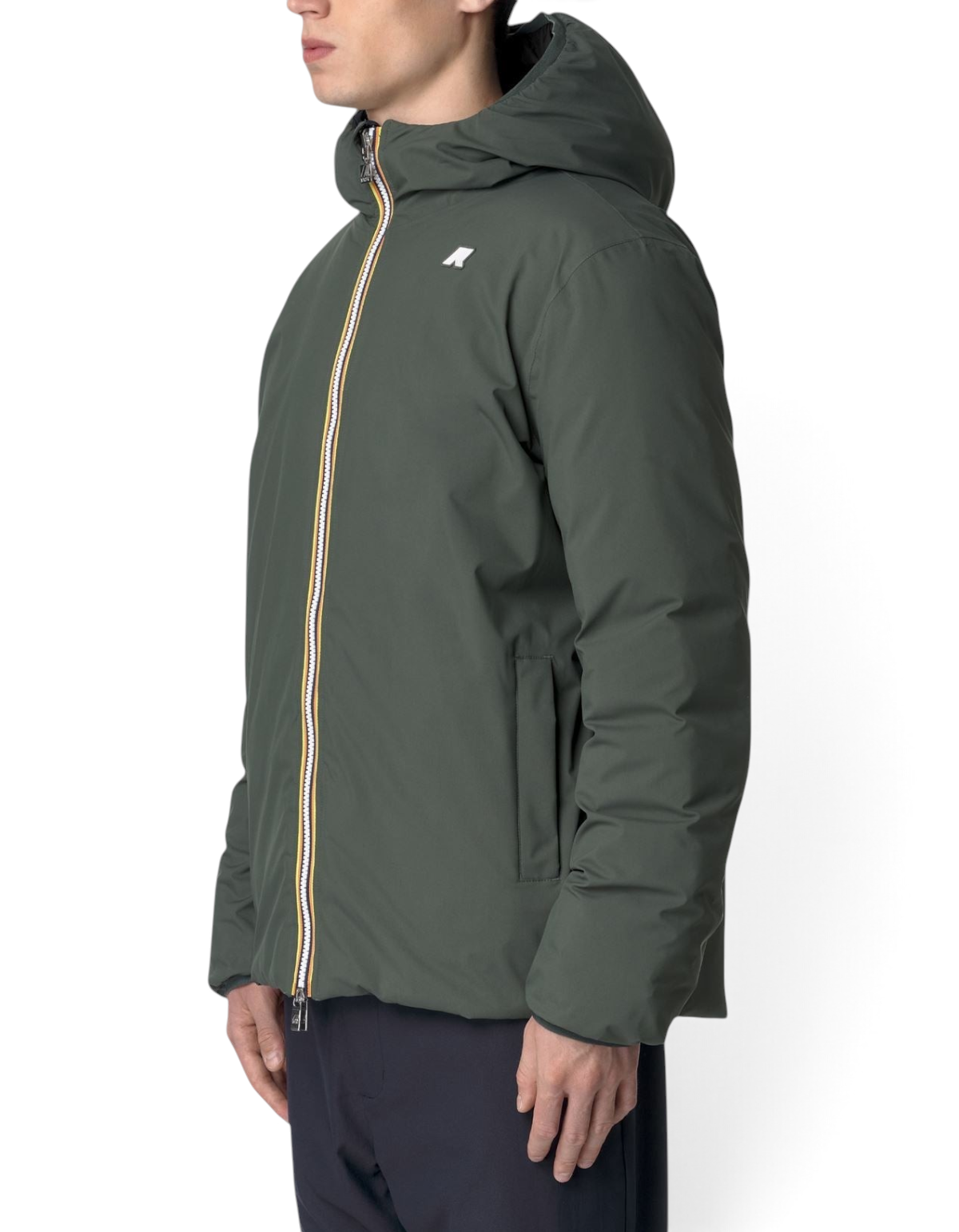 Modello indossa giacca K-Way Jack ST Thermo Double verde scuro con zip iconica, vista laterale su fondo bianco