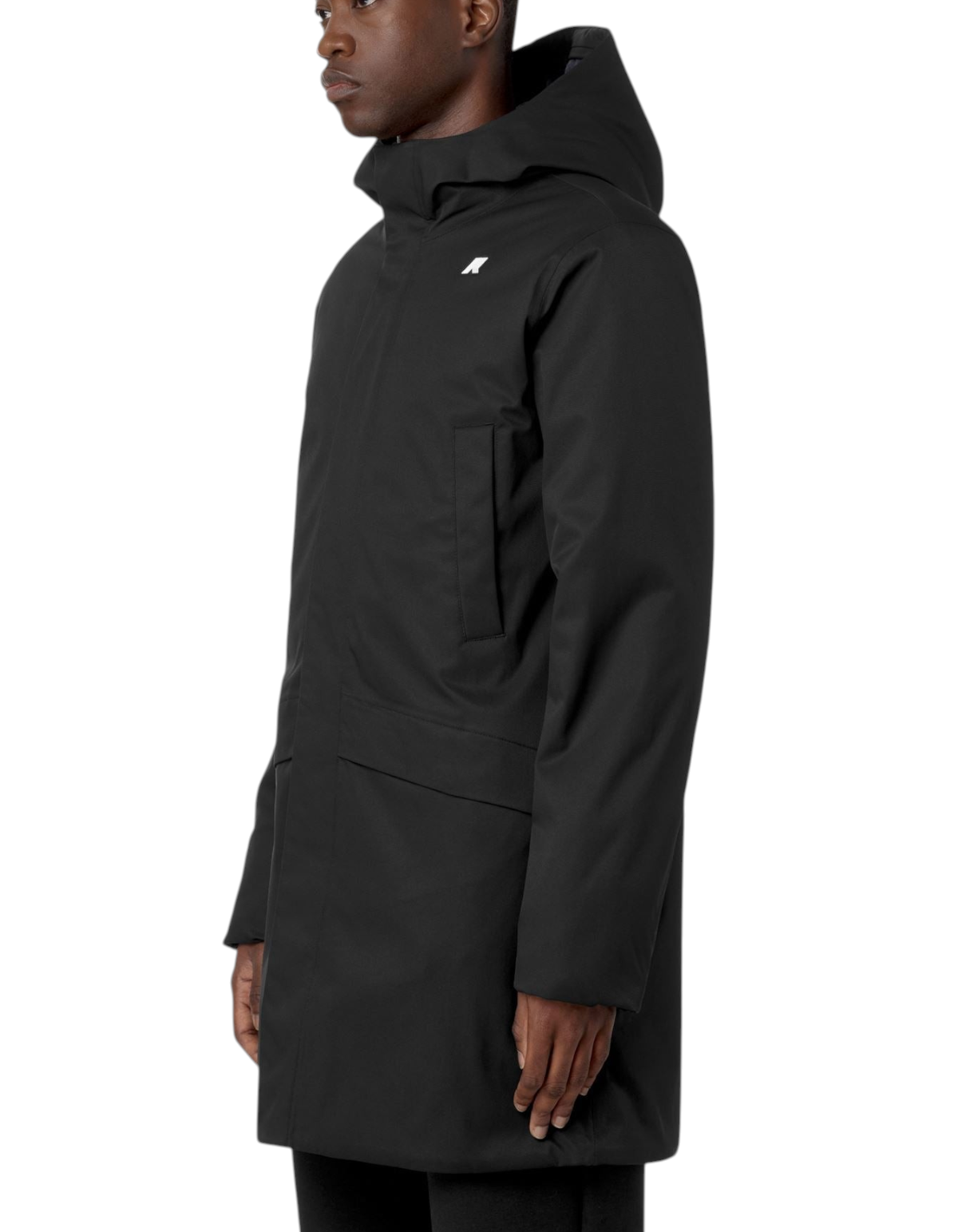 Modello indossa giacca tre quarti nera DevidLabel K-Way in twill tecnico con cappuccio e imbottitura PrimaLoft
